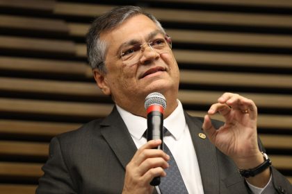 Dino cita Master e determina revisão de regras da CVM