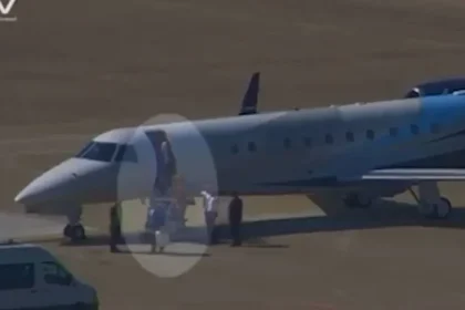 Vídeo de 2025 mostra Moraes saindo de jatinho de Vorcaro, diz jornal