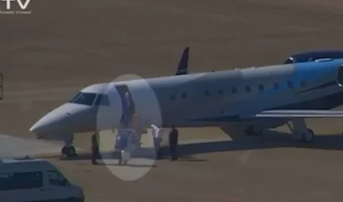 Vídeo de 2025 mostra Moraes saindo de jatinho de Vorcaro, diz jornal