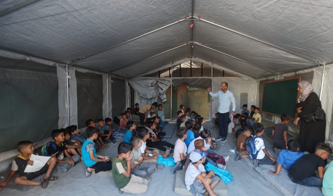 Crianças palestinas voltam às aulas em Gaza após 3 anos e em escolas destruídas pela guerra; VÍDEO