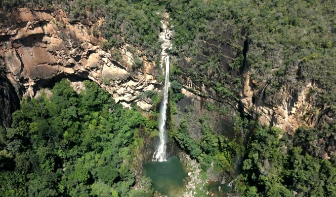 Acesso a cachoeira paradisíaca no TO vira disputa judicial após estrada ser bloqueada