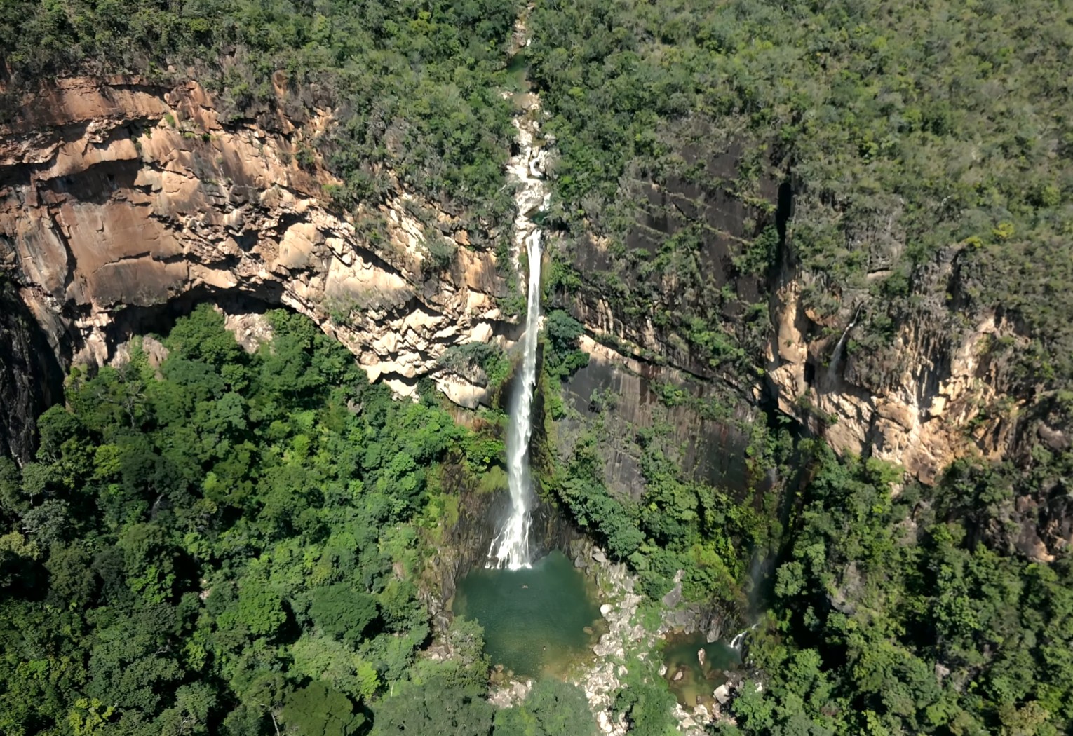 Acesso a cachoeira paradisíaca no TO vira disputa judicial após estrada ser bloqueada