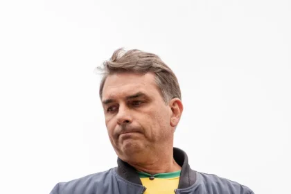 Lindbergh protocola no STF pedido para bloquear R$ 72 milhões em bens de Flávio Bolsonaro