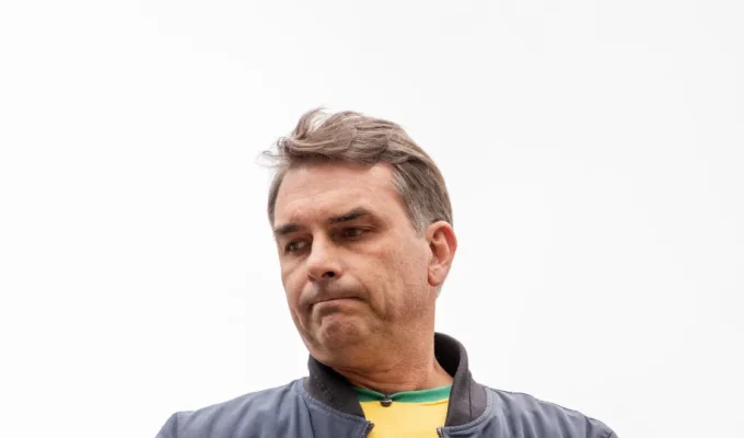 Lindbergh protocola no STF pedido para bloquear R$ 72 milhões em bens de Flávio Bolsonaro