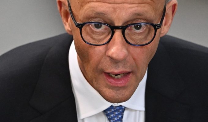 Merz enfrenta novas pressões após duras derrotas eleitorais na Alemanha