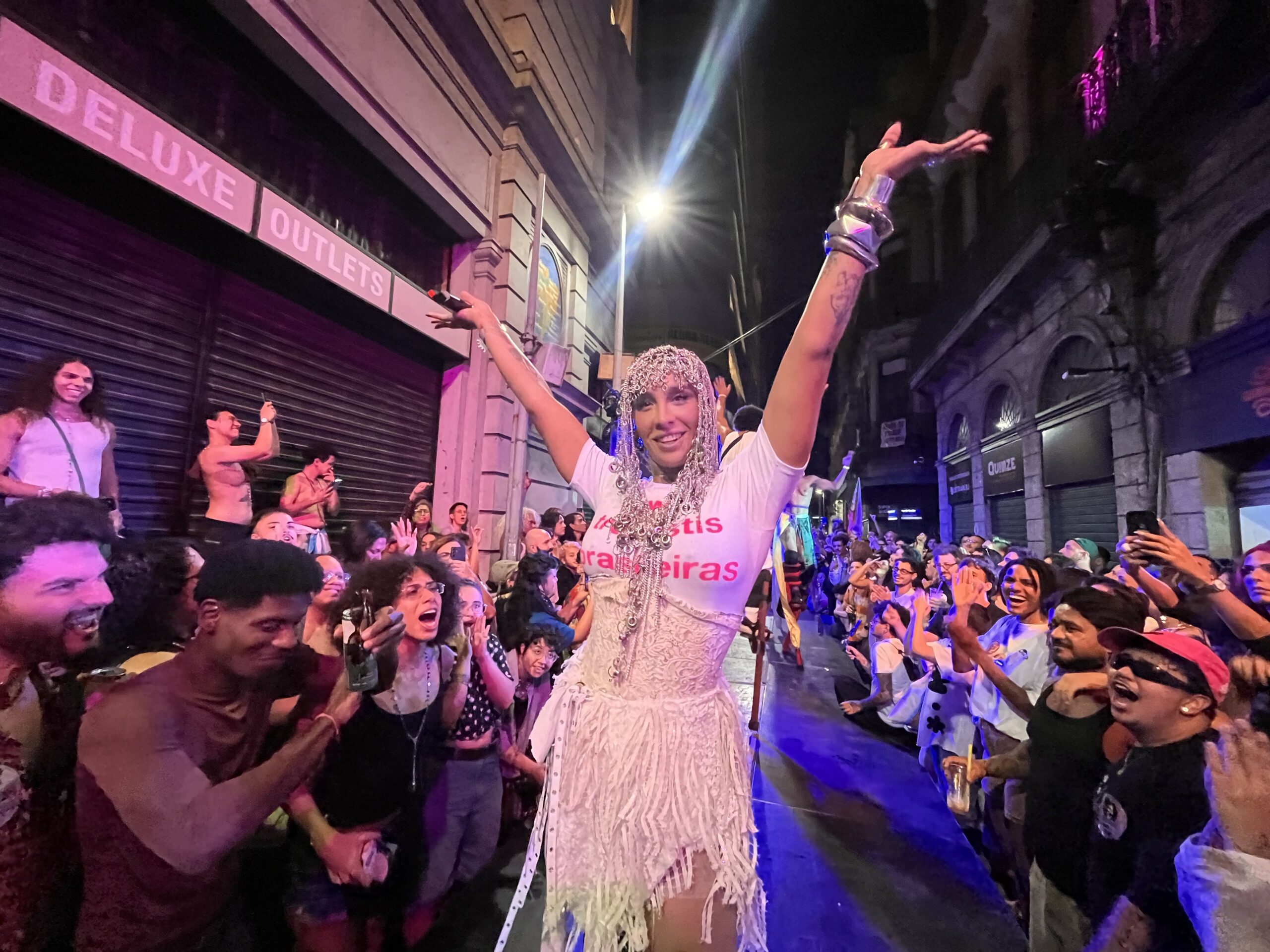 Marcha Trans & Travesti reúne milhares de pessoas no Centro do Rio em defesa da democracia