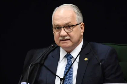 Fachin suspende sessão no STF com ministros rachados e sem decidir casos Moraes e Mendonça