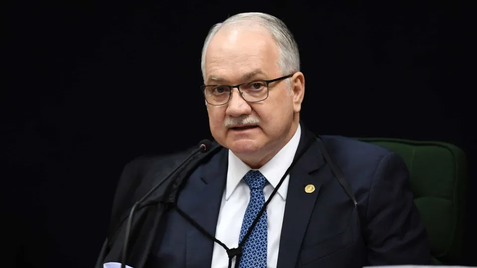 Fachin suspende sessão no STF com ministros rachados e sem decidir casos Moraes e Mendonça