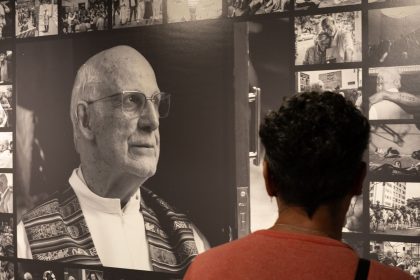 Exposição em SP homenageia padre Júlio e pessoas em situação de rua