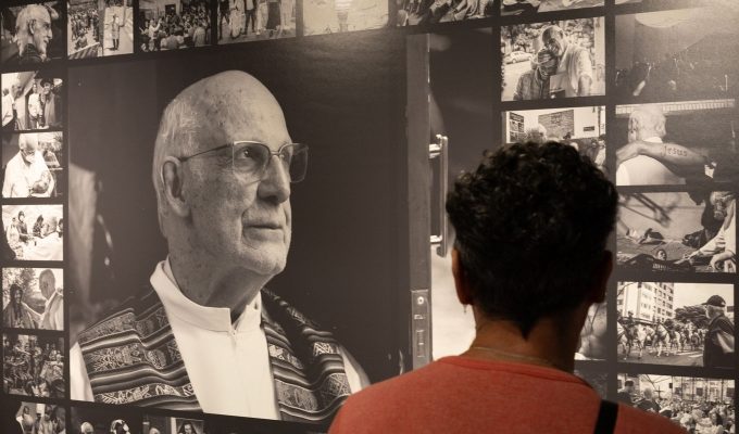 Exposição em SP homenageia padre Júlio e pessoas em situação de rua