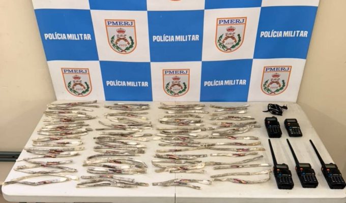 PM apreende drogas e rádios transmissores em Volta Redonda