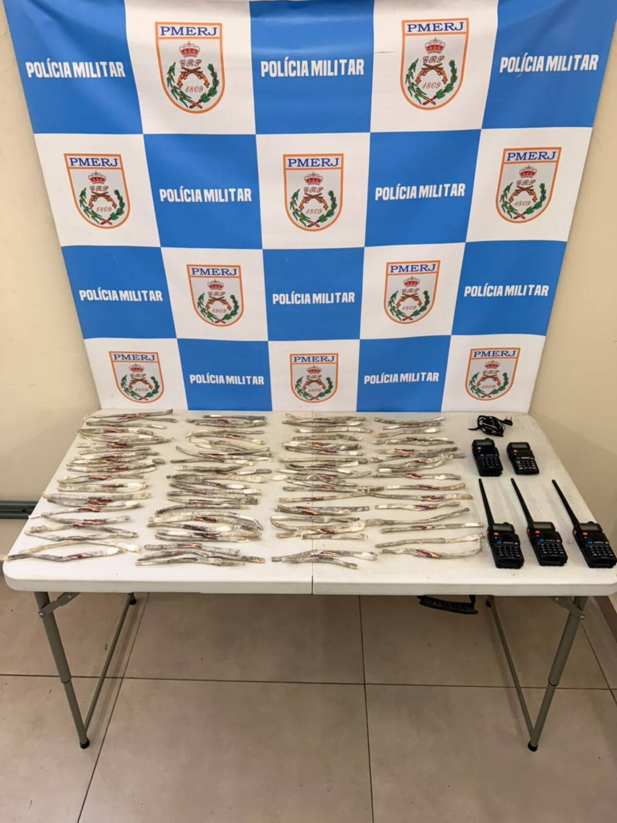 PM apreende drogas e rádios transmissores em Volta Redonda
