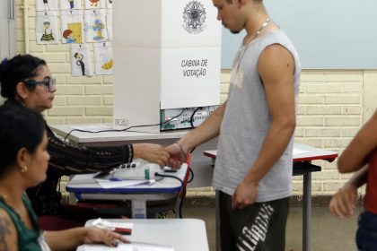 Caminhos da Reportagem: importância do voto para jovens e idosos