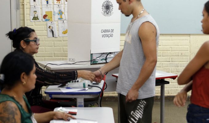 Caminhos da Reportagem: importância do voto para jovens e idosos