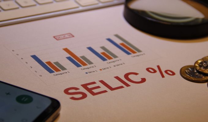Mercado reduz projeção da Selic para 13,50%