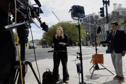 Redes de TV dos EUA suspendem cobertura conjunta da Casa Branca após Trump banir acesso de jornalistas