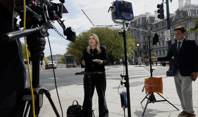 Redes de TV dos EUA suspendem cobertura conjunta da Casa Branca após Trump banir acesso de jornalistas