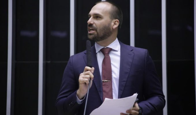 Eduardo Bolsonaro atua para ampliar interferência dos EUA no Brasil