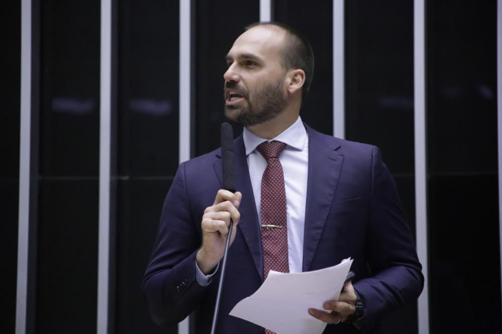 Eduardo Bolsonaro atua para ampliar interferência dos EUA no Brasil