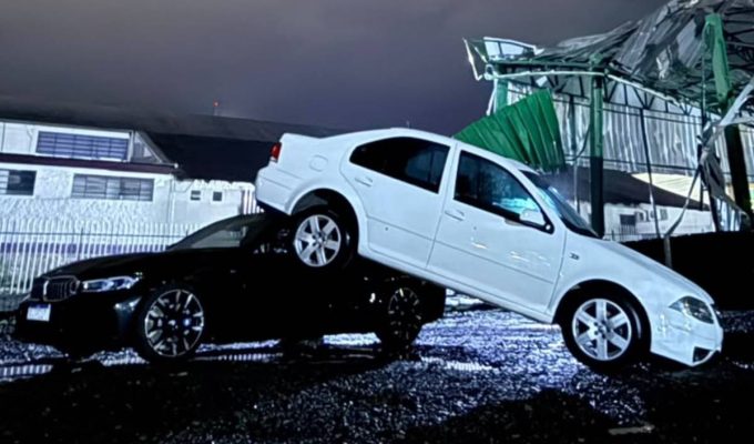 Com ventos de mais de 100 km/h, Paraná tem catedral destelhada e carro levantado durante tempestade; veja imagens