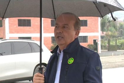 Jorginho Mello reassume governo de SC após chuvas e tsunami meteorológico atingirem o estado