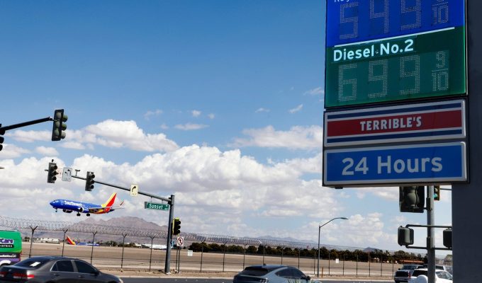 Gasolina sobe nos EUA e Trump diz que alta é ‘baixo preço a pagar’ por guerra no Irã