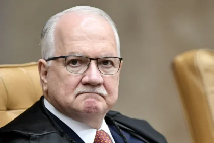 Fachin nega pedido para julgar Mendonça junto com Moraes e marca outra sessão para o dia 23