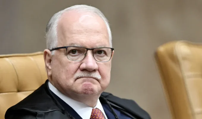 Fachin nega pedido para julgar Mendonça junto com Moraes e marca outra sessão para o dia 23
