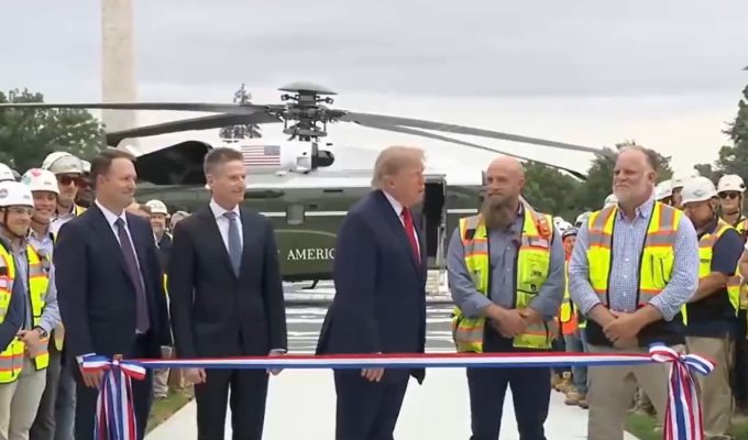 VÍDEO: Após boicote da imprensa, Trump faz discurso inaudível por falta de microfone