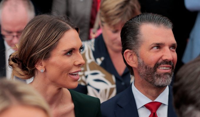 Senador republicano pede investigação de filho de Trump sobre casamento financiado por oligarca russo
