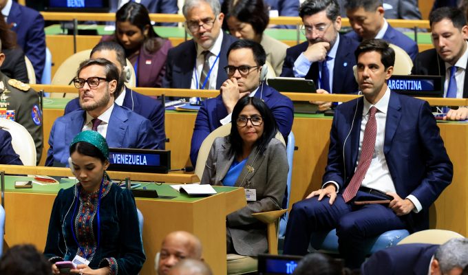 Venezuelanos protestam contra presença de Delcy Rodríguez na Assembleia Geral da ONU: ‘Não nos representa’