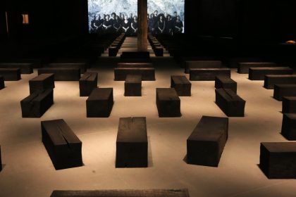 Instalação no Sesc Pompeia denuncia marcas do tráfico de escravizados