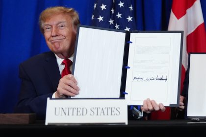 Trump assina acordo de segurança com Groenlândia: ‘Não queremos adversários chegando perto’