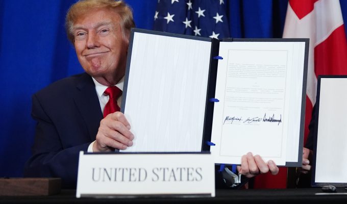 Trump assina acordo de segurança com Groenlândia: ‘Não queremos adversários chegando perto’