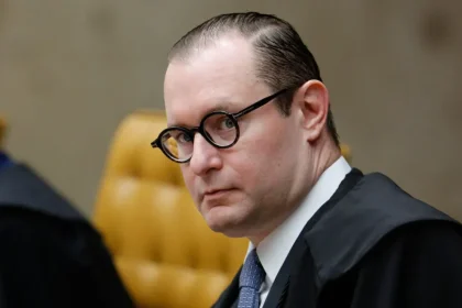Zanin ordena acesso à integra de celular de Vorcaro e diz não haver ‘hierarquia entre ministros’ do STF