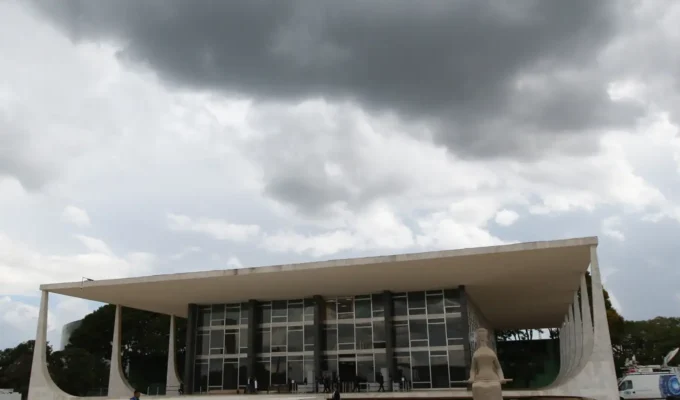Zambelli pede ao STF salvo-conduto para vir ao Brasil votar na mãe