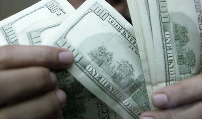 Dólar aproxima-se de R$ 5,17, com notícias do exterior e eleições