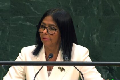 Delcy Rodríguez faz discurso na ONU com broche que parece mostrar mapa de Venezuela com Essequibo anexada