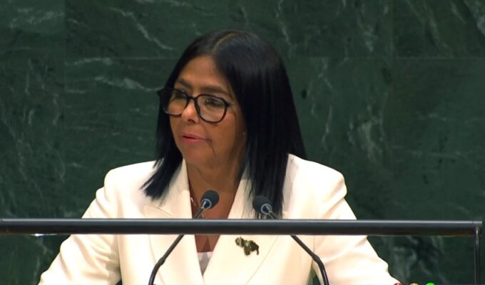 Delcy Rodríguez faz discurso na ONU com broche que parece mostrar mapa de Venezuela com Essequibo anexada