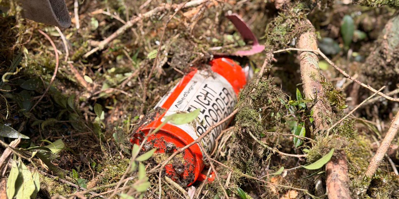 Cenipa recupera caixa-preta de helicóptero que levava cantor Rick