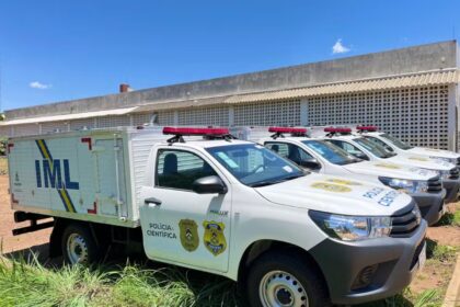 Criminosos de moto matam homem a tiros em estabelecimento comercial