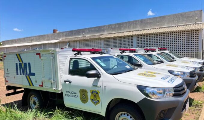 Criminosos de moto matam homem a tiros em estabelecimento comercial