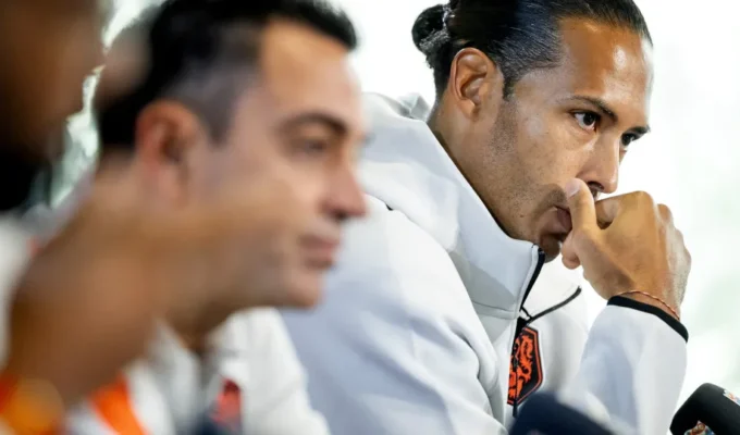 Van Dijk rebate críticas após Copa e nega ter mudado esquema da Holanda