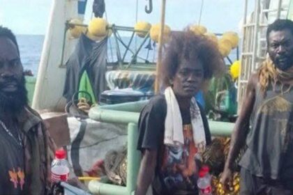 Três pessoas são resgatadas após passarem 70 dias à deriva no Pacífico depois de barco ficar sem combustível
