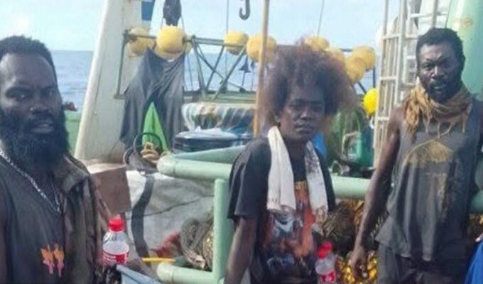 Três pessoas são resgatadas após passarem 70 dias à deriva no Pacífico depois de barco ficar sem combustível