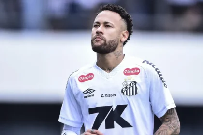 Criticado por Neymar, gramado da Vila está fora do prazo de validade