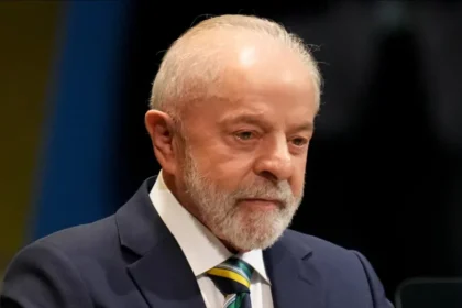 Lula diz ter falado 3 vezes com Fachin sobre crise no STF e afirma que condução do caso ‘não foi correta’