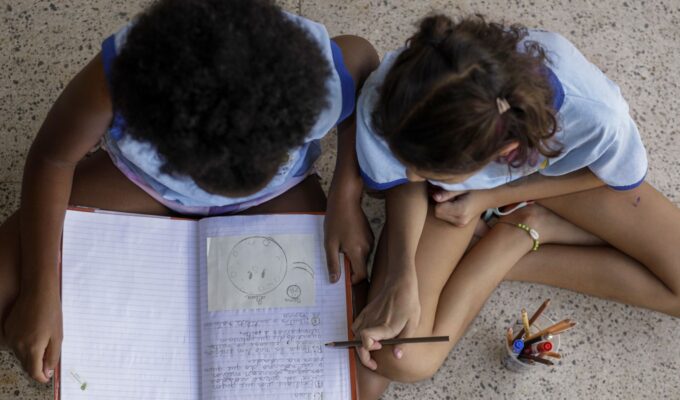 Educação antirracista avança nas escolas nos últimos dois anos