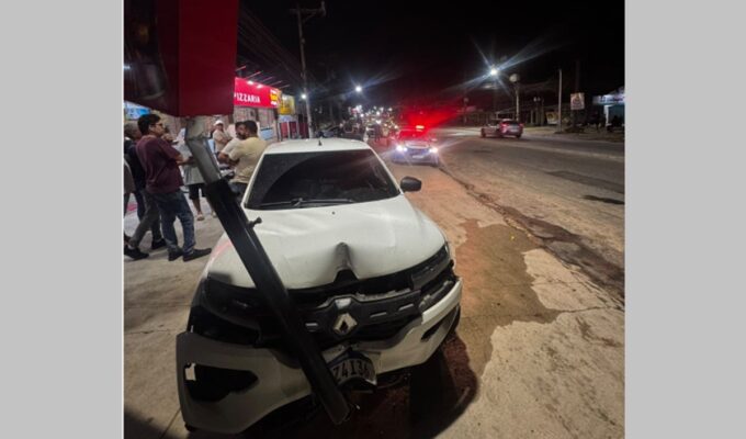 Dois jovens ficam feridos em acidente entre carro e moto em Araruama; VÍDEO