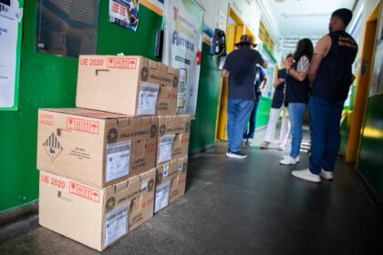 TRE-AM inicia distribuição de 4,1 mil urnas eletrônicas para votação em Manaus